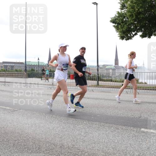 29.06.2025 - hella hamburg halbmarathon Lena Gebhardt http://msf.ph/oto/8443223 29.06.2025 10:29:40 Lombardsbrücke 12099, 09, 18299, 182, 1063, 1230, 1661, 1694, 2302, 2699, 3179, 3311, 3524, 4349, 4373, 4395, 4580, 5350, 6285, 6725, 7449, 7517, 7832, 8388, 8812, 8941, 9095, 9714, 9937, 10198, 10322, 10641, 10808, 10996, 11249, 11269, 11376, 11444, 11634, 11792, 11803, 11989, 12086, 12216, 12227, 12305, 12958, 13031, 13090, 13382, 13810, 14644, 15266, 16306, 16659, 16662, 16673, 16676, 17496, 17529, 17945, 18298, 18299, 18385, 18414 meine-sportfotos.de