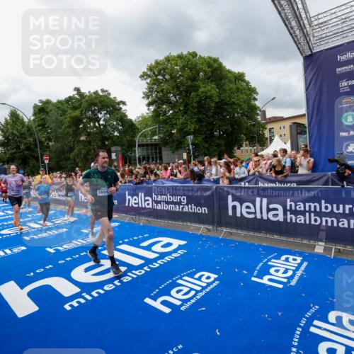 29.06.2025 - hella hamburg halbmarathon Zöllner http://msf.ph/oto/8443224 29.06.2025 10:56:49 Ziel 2378, 3836, 7646, 8825, 8996, 9488, 11870, 13816, 14369, 14461, 15134, 15431, 15712, 16008, 16009, 16043, 16121, 17133, 18634 meine-sportfotos.de