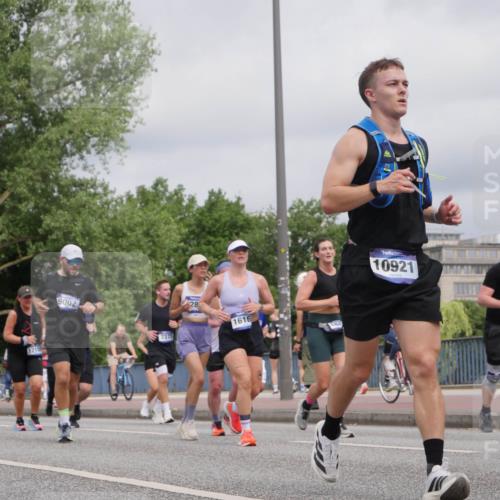 29.06.2025 - hella hamburg halbmarathon Luisa Fischer http://msf.ph/oto/8443252 29.06.2025 10:25:05 Kennedybrücke 17159, 9002, 7375, 28, 1616, 10921, 4289, 1158, 1668, 1958, 2009, 3825, 3826, 4046, 4289, 5641, 7375, 7612, 7672, 8431, 8860, 8896, 9002, 9062, 9327, 9635, 9788 meine-sportfotos.de