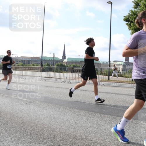 29.06.2025 - hella hamburg halbmarathon Lena Gebhardt http://msf.ph/oto/8443254 29.06.2025 09:53:08 Lombardsbrücke 16997, 14351, 1847, 1012, 1070, 1163, 1176, 1391, 1415, 1466, 1558, 1613, 1735, 1750, 1759, 1782, 2048, 2189, 2213, 2233, 2234, 2590, 2788, 2970, 3021, 3098, 3109, 3124, 3304, 3907, 3917, 3928, 4080, 4091, 4277, 4497, 4553, 4691, 4933, 4981, 4997, 5007, 5022, 5132, 5476, 5477, 5623, 5624, 5682, 6081, 6152, 6203, 6460, 6712, 6716, 7005, 7093, 7147, 7191, 7204, 7322, 7325, 7450, 7451, 7599, 7765, 7843, 8063, 8145, 8467, 8664, 9126 meine-sportfotos.de
