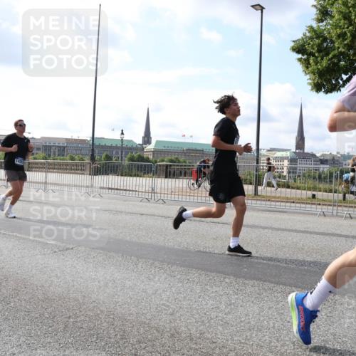 29.06.2025 - hella hamburg halbmarathon Lena Gebhardt http://msf.ph/oto/8443274 29.06.2025 09:53:08 Lombardsbrücke 4351, 1847, 1012, 1070, 1163, 1176, 1391, 1415, 1466, 1558, 1613, 1735, 1750, 1759, 1782, 2048, 2189, 2213, 2233, 2234, 2590, 2788, 2970, 3021, 3098, 3109, 3124, 3304, 3907, 3917, 3928, 4080, 4091, 4277, 4497, 4553, 4691, 4933, 4981, 4997, 5007, 5022, 5132, 5476, 5477, 5623, 5624, 5682, 6081, 6152, 6203, 6460, 6712, 6716, 7005, 7093, 7147, 7191, 7204, 7322, 7325, 7450, 7451, 7599, 7765, 7843, 8063, 8145, 8467, 8664, 9126 meine-sportfotos.de