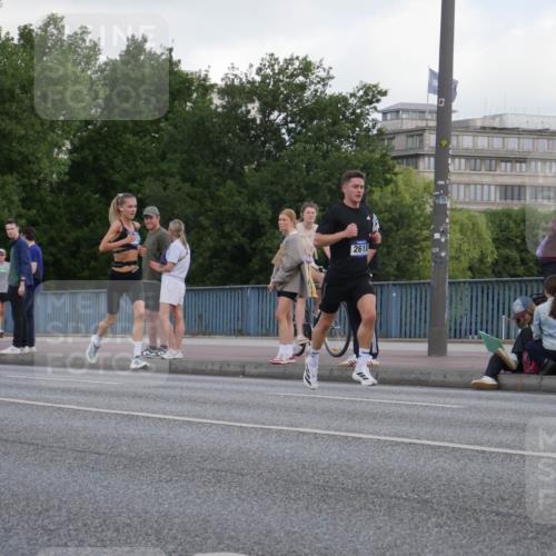29.06.2025 - hella hamburg halbmarathon Luisa Fischer http://msf.ph/oto/8443320 29.06.2025 09:44:24 Kennedybrücke 2618 meine-sportfotos.de