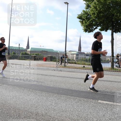 29.06.2025 - hella hamburg halbmarathon Lena Gebhardt http://msf.ph/oto/8443321 29.06.2025 09:53:09 Lombardsbrücke 671, 1012, 1070, 1163, 1176, 1391, 1466, 1558, 1613, 1735, 1750, 1759, 1782, 2048, 2189, 2213, 2233, 2234, 2590, 2788, 2970, 3021, 3098, 3109, 3124, 3304, 3907, 3917, 3928, 4080, 4091, 4277, 4497, 4553, 4691, 4933, 4981, 4997, 5022, 5132, 5476, 5477, 5623, 5624, 5682, 6081, 6152, 6203, 6460, 6712, 6716, 7005, 7093, 7147, 7191, 7204, 7322, 7325, 7450, 7599, 7765, 7843, 8063, 8145, 8467, 8664, 9126 meine-sportfotos.de