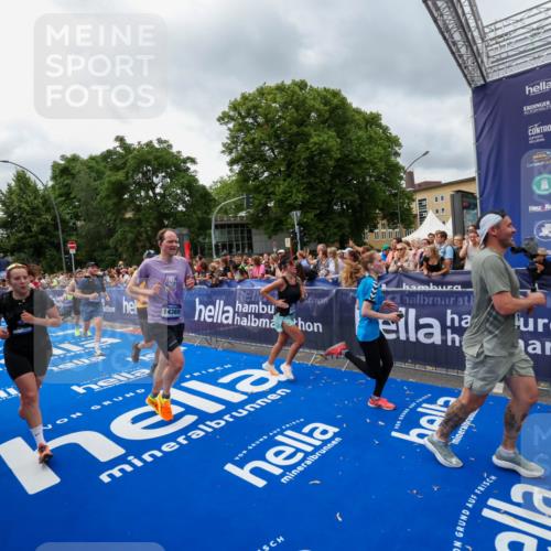 29.06.2025 - hella hamburg halbmarathon Zöllner http://msf.ph/oto/8443332 29.06.2025 10:56:50 Ziel 2378, 3836, 8825, 8996, 13816, 14369, 14461, 15134, 15431, 15712, 16008, 16009, 16043, 16121, 16679, 17133, 18634 meine-sportfotos.de