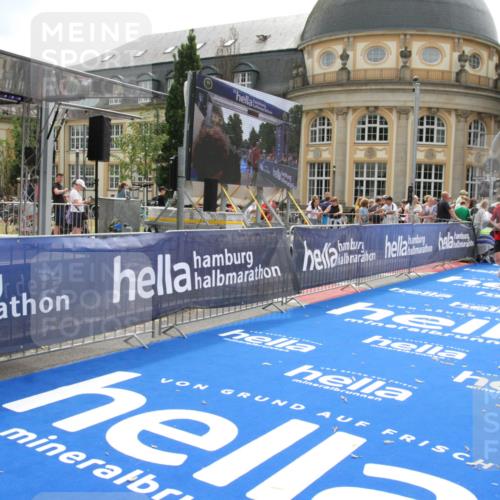 29.06.2025 - hella hamburg halbmarathon Michael Strokosch http://msf.ph/oto/8443375 29.06.2025 10:25:35 Ziel 13346 meine-sportfotos.de