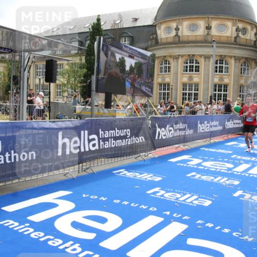 29.06.2025 - hella hamburg halbmarathon Michael Strokosch http://msf.ph/oto/8443381 29.06.2025 10:25:35 Ziel 13346 meine-sportfotos.de