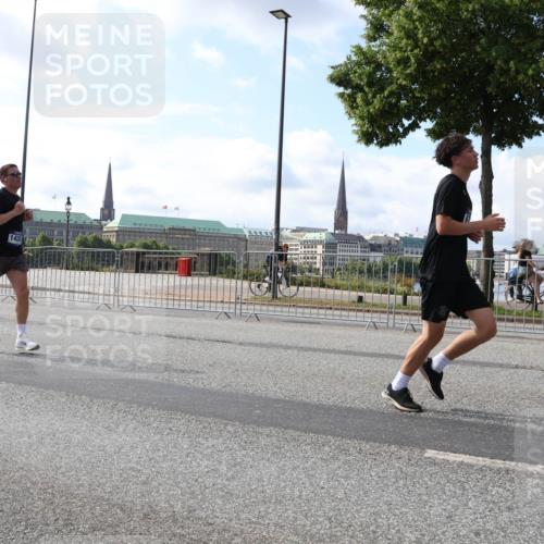 29.06.2025 - hella hamburg halbmarathon Lena Gebhardt http://msf.ph/oto/8443386 29.06.2025 09:53:09 Lombardsbrücke 1435, 1012, 1070, 1163, 1176, 1391, 1466, 1558, 1613, 1735, 1750, 1759, 1782, 2048, 2189, 2213, 2233, 2234, 2590, 2788, 2970, 3021, 3098, 3109, 3124, 3304, 3907, 3917, 3928, 4080, 4091, 4277, 4497, 4553, 4691, 4933, 4981, 4997, 5022, 5132, 5476, 5477, 5623, 5624, 5682, 6081, 6152, 6203, 6460, 6712, 6716, 7005, 7093, 7147, 7191, 7204, 7322, 7325, 7450, 7599, 7765, 7843, 8063, 8145, 8467, 8664, 9126 meine-sportfotos.de