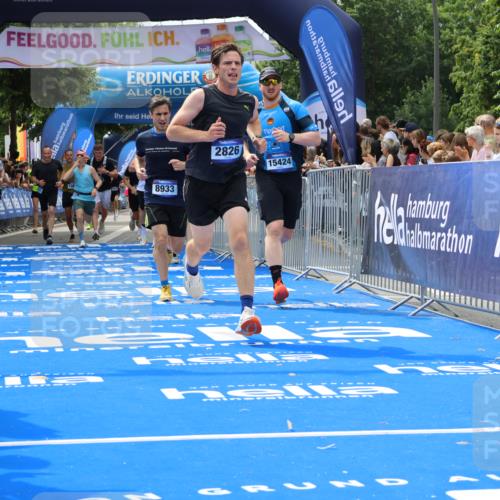 29.06.2025 - hella hamburg halbmarathon Strokosch-Dieckow http://msf.ph/oto/8443404 29.06.2025 10:40:05 Ziel 2826, 3547, 4381, 5007, 5050, 5375, 5409, 5508, 5916, 6080, 7495, 8933, 10968, 11731, 12091, 13514, 13667, 15424, 17973, 18979 meine-sportfotos.de