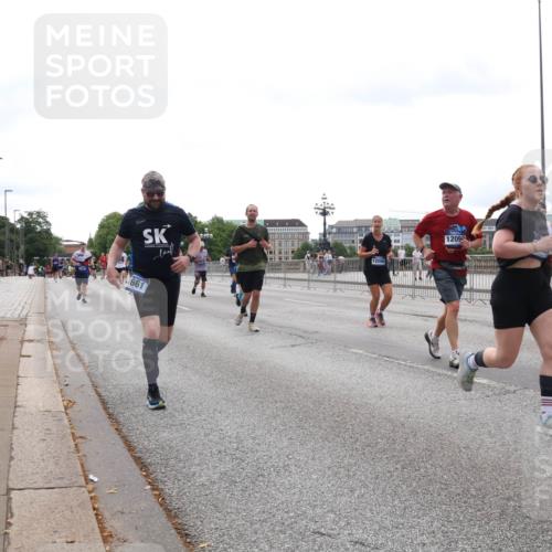 29.06.2025 - hella hamburg halbmarathon Lena Gebhardt http://msf.ph/oto/8443405 29.06.2025 10:29:41 Lombardsbrücke 1661, 12093, 1063, 1230, 1661, 1694, 2302, 2699, 3179, 3311, 3524, 4349, 4373, 4395, 4580, 5350, 6285, 6725, 7449, 7517, 7832, 8388, 8812, 8941, 9095, 9714, 9937, 10322, 10641, 10808, 10996, 11249, 11269, 11376, 11444, 11634, 11792, 11803, 11989, 12086, 12216, 12227, 12305, 12537, 12958, 13031, 13382, 13810, 14644, 15266, 16306, 16659, 16662, 16673, 16676, 17496, 17529, 17945, 18298, 18299, 18385, 18414 meine-sportfotos.de