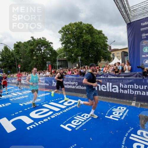29.06.2025 - hella hamburg halbmarathon Zöllner http://msf.ph/oto/8443420 29.06.2025 10:56:52 Ziel 1955, 2378, 2741, 3836, 5418, 6835, 7716, 8825, 8996, 13816, 14369, 14461, 15134, 15431, 16008, 16009, 16679, 17133, 18634 meine-sportfotos.de