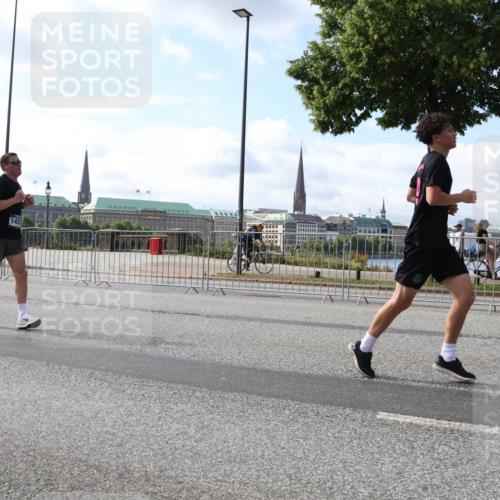 29.06.2025 - hella hamburg halbmarathon Lena Gebhardt http://msf.ph/oto/8443443 29.06.2025 09:53:09 Lombardsbrücke 1012, 1070, 1163, 1176, 1391, 1466, 1558, 1613, 1735, 1750, 1759, 1782, 2048, 2189, 2213, 2233, 2234, 2590, 2788, 2970, 3021, 3098, 3109, 3124, 3304, 3907, 3917, 3928, 4080, 4091, 4277, 4497, 4553, 4691, 4933, 4981, 4997, 5022, 5132, 5476, 5477, 5623, 5624, 5682, 6081, 6152, 6203, 6460, 6712, 6716, 7005, 7093, 7147, 7191, 7204, 7322, 7325, 7450, 7599, 7765, 7843, 8063, 8145, 8467, 8664, 9126 meine-sportfotos.de
