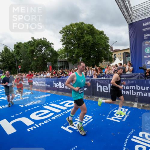 29.06.2025 - hella hamburg halbmarathon Zöllner http://msf.ph/oto/8443449 29.06.2025 10:56:53 Ziel 1955, 2378, 2741, 3836, 5418, 6835, 7716, 8825, 13816, 14461, 15431, 16008, 16009, 16679, 17133 meine-sportfotos.de