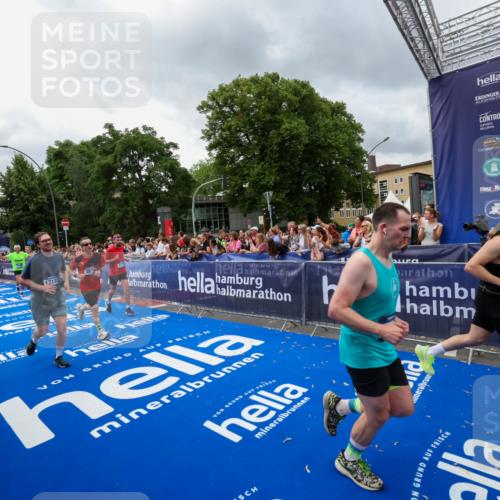 29.06.2025 - hella hamburg halbmarathon Zöllner http://msf.ph/oto/8443460 29.06.2025 10:56:53 Ziel 1955, 2378, 2741, 3836, 5418, 6835, 7716, 8825, 13816, 14461, 15431, 16008, 16009, 16679, 17133 meine-sportfotos.de