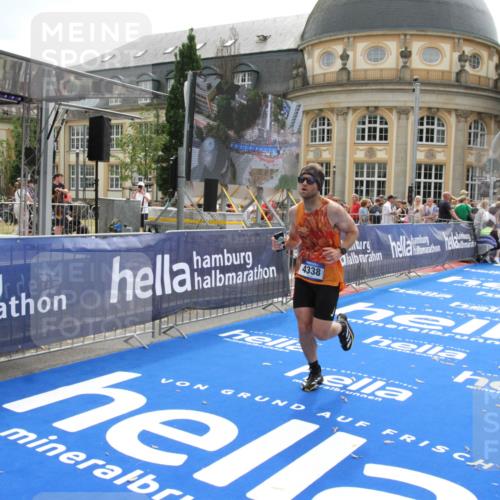 29.06.2025 - hella hamburg halbmarathon Michael Strokosch http://msf.ph/oto/8443470 29.06.2025 10:25:44 Ziel 4338, 11228, 14107 meine-sportfotos.de