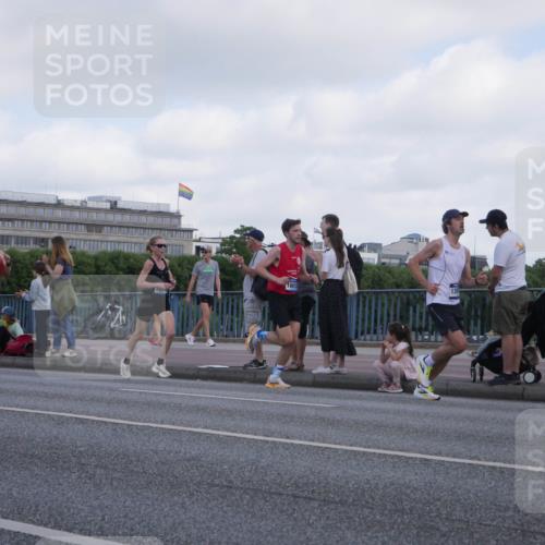 29.06.2025 - hella hamburg halbmarathon Luisa Fischer http://msf.ph/oto/8443494 29.06.2025 09:44:44 Kennedybrücke 13872, 11078, 17, 16615, 139, 5612, 7331, 7855, 9269, 10468 meine-sportfotos.de