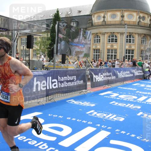 29.06.2025 - hella hamburg halbmarathon Michael Strokosch http://msf.ph/oto/8443497 29.06.2025 10:25:45 Ziel 4338, 11228, 14107 meine-sportfotos.de