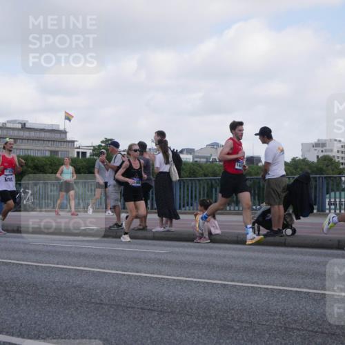 29.06.2025 - hella hamburg halbmarathon Luisa Fischer http://msf.ph/oto/8443509 29.06.2025 09:44:45 Kennedybrücke 9078, 13872, 11078, 1661, 5612, 7331, 7855, 9269, 10468 meine-sportfotos.de
