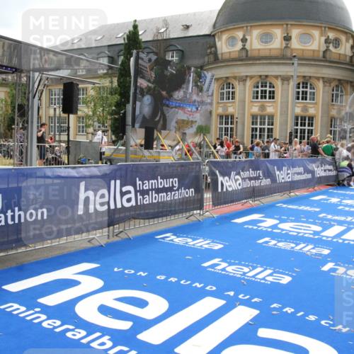 29.06.2025 - hella hamburg halbmarathon Michael Strokosch http://msf.ph/oto/8443522 29.06.2025 10:25:45 Ziel 4338, 11228, 14107 meine-sportfotos.de