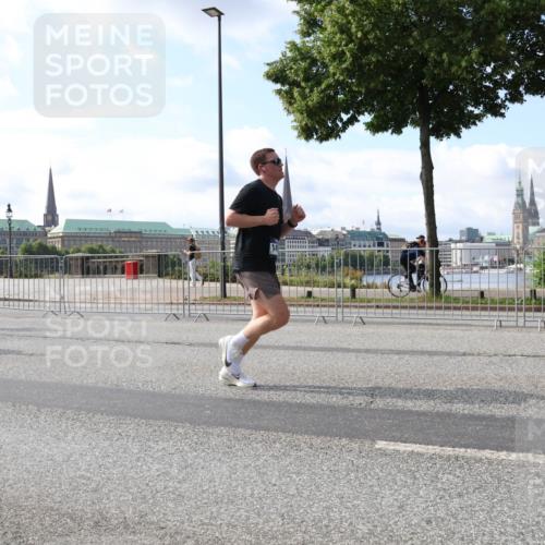 29.06.2025 - hella hamburg halbmarathon Lena Gebhardt http://msf.ph/oto/8443532 29.06.2025 09:53:10 Lombardsbrücke 1012, 1070, 1163, 1176, 1391, 1466, 1558, 1613, 1735, 1750, 1759, 1782, 2048, 2189, 2213, 2233, 2234, 2590, 2623, 2788, 2970, 3021, 3098, 3109, 3124, 3304, 3907, 3917, 3928, 4080, 4091, 4277, 4497, 4553, 4691, 4933, 4981, 4997, 5022, 5132, 5476, 5477, 5623, 5624, 5682, 5692, 6081, 6152, 6203, 6375, 6460, 6712, 6716, 7005, 7093, 7147, 7191, 7204, 7322, 7325, 7450, 7599, 7765, 7843, 8063, 8145, 8467, 8664, 9126 meine-sportfotos.de