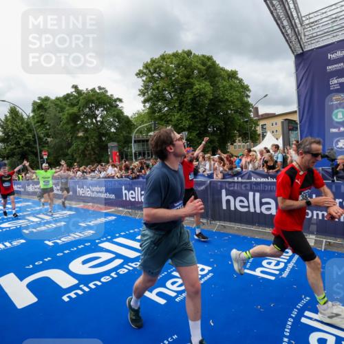 29.06.2025 - hella hamburg halbmarathon Zöllner http://msf.ph/oto/8443554 29.06.2025 10:56:55 Ziel 1955, 2282, 2378, 2741, 2759, 3836, 5418, 6835, 7716, 13816, 15097, 16008, 16009, 16620, 16679, 17133 meine-sportfotos.de