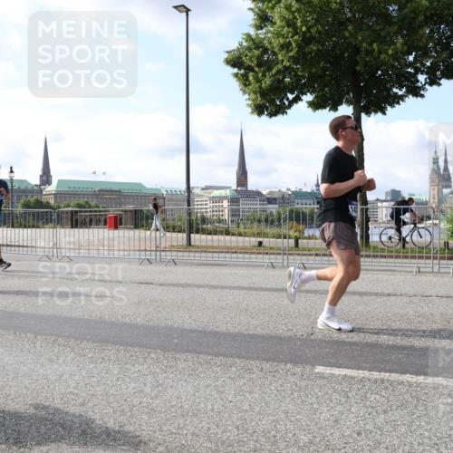 29.06.2025 - hella hamburg halbmarathon Lena Gebhardt http://msf.ph/oto/8443566 29.06.2025 09:53:10 Lombardsbrücke 1999, 1012, 1070, 1163, 1176, 1391, 1466, 1558, 1613, 1735, 1750, 1759, 1782, 2048, 2189, 2213, 2233, 2234, 2590, 2623, 2788, 2970, 3021, 3098, 3109, 3124, 3304, 3907, 3917, 3928, 4080, 4091, 4277, 4497, 4553, 4691, 4933, 4981, 4997, 5022, 5132, 5476, 5477, 5623, 5624, 5682, 5692, 6081, 6152, 6203, 6375, 6460, 6712, 6716, 7005, 7093, 7147, 7191, 7204, 7322, 7325, 7450, 7599, 7765, 7843, 8063, 8145, 8467, 8664, 9126 meine-sportfotos.de