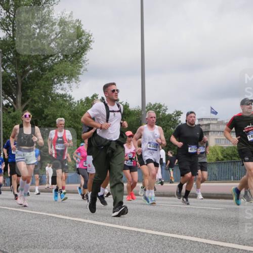 29.06.2025 - hella hamburg halbmarathon Luisa Fischer http://msf.ph/oto/8443595 29.06.2025 10:25:32 Kennedybrücke 2351, 10663, 14240, 6, 3458, 6303, 4114, 113, 14901, 1598, 2351, 3108, 3458, 3735, 3768, 3910, 3946, 4113, 4114, 4556, 4829, 5079, 6030, 6303, 6307, 6805, 6849, 6977, 7097, 7162, 7794, 8511, 9204, 9516, 10241, 10663 meine-sportfotos.de