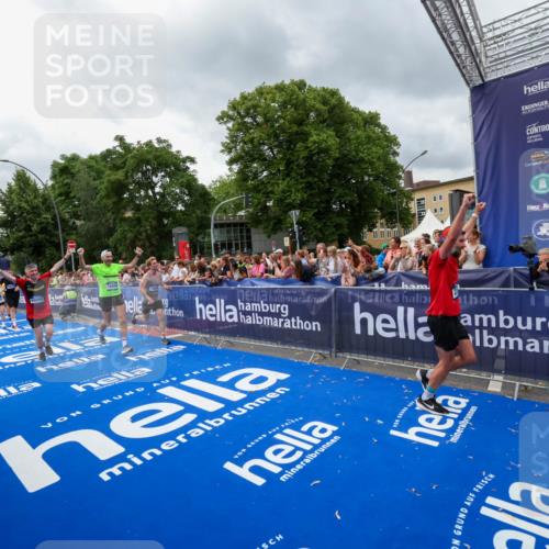 29.06.2025 - hella hamburg halbmarathon Zöllner http://msf.ph/oto/8443620 29.06.2025 10:56:55 Ziel 1955, 2282, 2378, 2741, 2759, 3836, 5418, 6835, 7716, 13816, 15097, 16008, 16009, 16620, 16679, 17133 meine-sportfotos.de