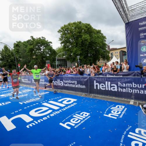29.06.2025 - hella hamburg halbmarathon Zöllner http://msf.ph/oto/8443653 29.06.2025 10:56:55 Ziel 1955, 2282, 2378, 2741, 2759, 3836, 5418, 6835, 7716, 13816, 15097, 16008, 16009, 16620, 16679, 17133 meine-sportfotos.de