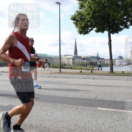 29.06.2025 - hella hamburg halbmarathon Lena Gebhardt http://msf.ph/oto/8443669 29.06.2025 09:53:11 Lombardsbrücke 499, 608, 1012, 1070, 1163, 1176, 1391, 1466, 1558, 1613, 1735, 1750, 1759, 1782, 2048, 2189, 2213, 2233, 2234, 2365, 2402, 2590, 2623, 2788, 2970, 3021, 3098, 3109, 3124, 3304, 3907, 3917, 3928, 4080, 4091, 4277, 4497, 4553, 4691, 4933, 4981, 4997, 5022, 5132, 5476, 5477, 5623, 5624, 5682, 5692, 6081, 6152, 6203, 6375, 6460, 6712, 6716, 7005, 7093, 7147, 7191, 7204, 7322, 7325, 7450, 7599, 7765, 7843, 8063, 8145, 8467, 8664, 9126 meine-sportfotos.de