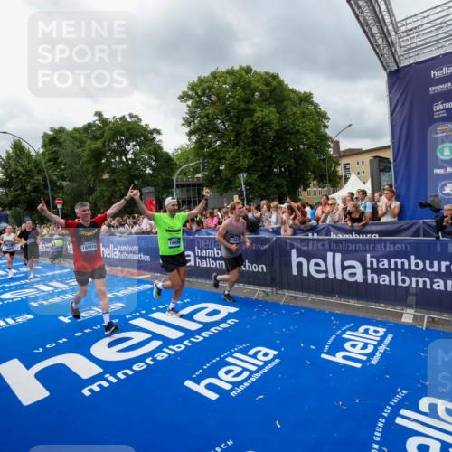 29.06.2025 - hella hamburg halbmarathon Zöllner http://msf.ph/oto/8443680 29.06.2025 10:56:56 Ziel 1955, 2282, 2378, 2741, 2759, 5418, 6835, 7716, 11043, 13816, 15097, 16008, 16009, 16620, 16679 meine-sportfotos.de