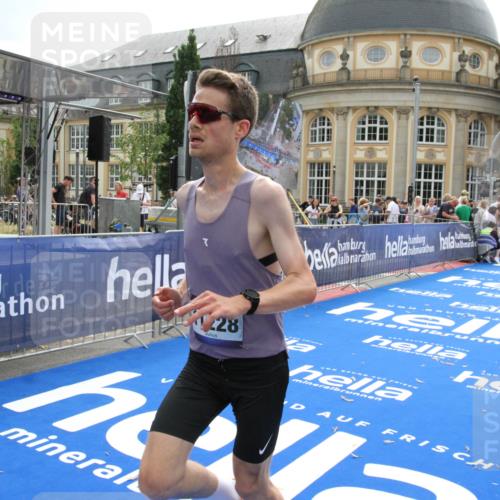 29.06.2025 - hella hamburg halbmarathon Michael Strokosch http://msf.ph/oto/8443705 29.06.2025 10:25:50 Ziel 11228, 14107, 17258 meine-sportfotos.de