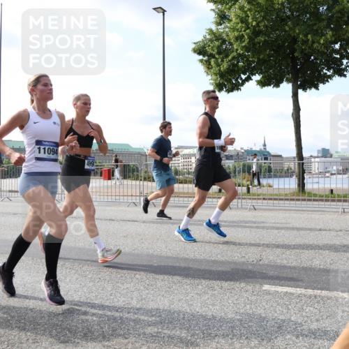 29.06.2025 - hella hamburg halbmarathon Lena Gebhardt http://msf.ph/oto/8443727 29.06.2025 09:53:11 Lombardsbrücke 2685, 11094, 499, 16, 1012, 1070, 1163, 1176, 1391, 1466, 1558, 1613, 1735, 1750, 1759, 1782, 2048, 2189, 2213, 2233, 2234, 2365, 2402, 2590, 2623, 2788, 2970, 3021, 3098, 3109, 3124, 3304, 3907, 3917, 3928, 4080, 4091, 4277, 4497, 4553, 4691, 4933, 4981, 4997, 5022, 5132, 5476, 5477, 5623, 5624, 5682, 5692, 6081, 6152, 6203, 6375, 6460, 6712, 6716, 7005, 7093, 7147, 7191, 7204, 7322, 7325, 7450, 7599, 7765, 7843, 8063, 8145, 8467, 8664, 9126 meine-sportfotos.de