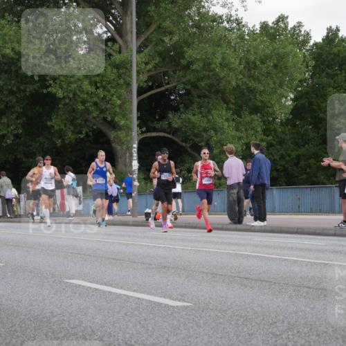 29.06.2025 - hella hamburg halbmarathon Luisa Fischer http://msf.ph/oto/8443750 29.06.2025 09:45:04 Kennedybrücke 12520, 5301, 9385, 12992, 4338, 9097, 9385 meine-sportfotos.de