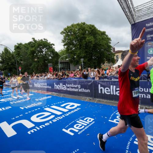 29.06.2025 - hella hamburg halbmarathon Zöllner http://msf.ph/oto/8443760 29.06.2025 10:56:57 Ziel 1955, 2282, 2741, 2759, 5033, 5418, 6835, 7716, 11043, 13816, 14678, 15097, 16008, 16009, 16620, 16679 meine-sportfotos.de