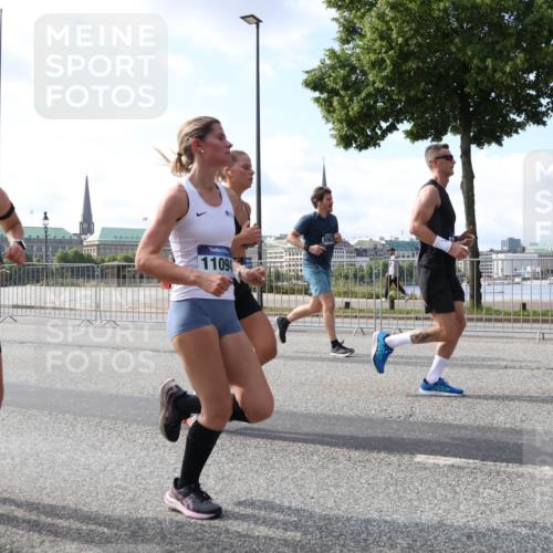 29.06.2025 - hella hamburg halbmarathon Lena Gebhardt http://msf.ph/oto/8443766 29.06.2025 09:53:11 Lombardsbrücke 12685, 11094, 1012, 1070, 1163, 1176, 1391, 1466, 1558, 1613, 1735, 1750, 1759, 1782, 2048, 2189, 2213, 2233, 2234, 2365, 2402, 2590, 2623, 2788, 2970, 3021, 3098, 3109, 3124, 3304, 3907, 3917, 3928, 4080, 4091, 4277, 4497, 4553, 4691, 4933, 4981, 4997, 5022, 5132, 5476, 5477, 5623, 5624, 5682, 5692, 6081, 6152, 6203, 6375, 6460, 6712, 6716, 7005, 7093, 7147, 7191, 7204, 7322, 7325, 7450, 7599, 7765, 7843, 8063, 8145, 8467, 8664, 9126 meine-sportfotos.de