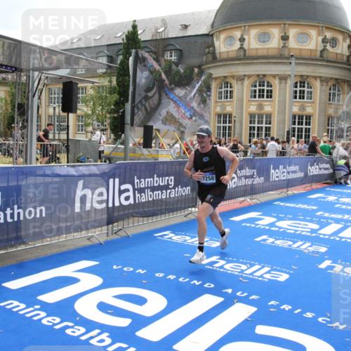 29.06.2025 - hella hamburg halbmarathon Michael Strokosch http://msf.ph/oto/8443776 29.06.2025 10:25:57 Ziel 9767, 10468, 17258, 18692 meine-sportfotos.de