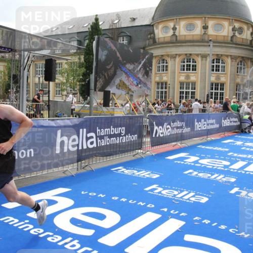 29.06.2025 - hella hamburg halbmarathon Michael Strokosch http://msf.ph/oto/8443809 29.06.2025 10:25:57 Ziel 9767, 10468, 17258, 18692 meine-sportfotos.de