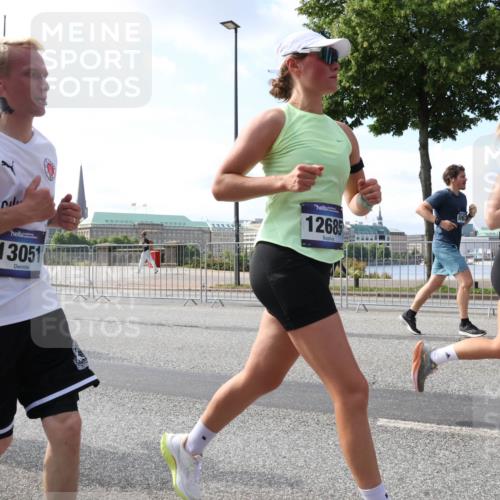 29.06.2025 - hella hamburg halbmarathon Lena Gebhardt http://msf.ph/oto/8443845 29.06.2025 09:53:12 Lombardsbrücke 13051, 12685, 1012, 1070, 1163, 1176, 1391, 1466, 1558, 1613, 1735, 1750, 1759, 1782, 2048, 2213, 2233, 2234, 2365, 2402, 2590, 2623, 2788, 2970, 3021, 3098, 3109, 3124, 3146, 3304, 3907, 3917, 3928, 4080, 4091, 4277, 4310, 4497, 4553, 4691, 4933, 4981, 4997, 5022, 5132, 5476, 5623, 5624, 5682, 5692, 6081, 6152, 6203, 6375, 6460, 6712, 6716, 7005, 7093, 7147, 7191, 7204, 7322, 7325, 7450, 7599, 7765, 7843, 8063, 8145, 8467, 8664, 9126 meine-sportfotos.de