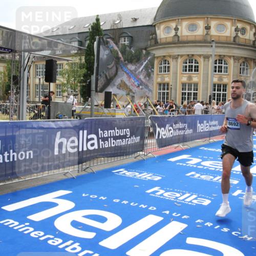 29.06.2025 - hella hamburg halbmarathon Michael Strokosch http://msf.ph/oto/8443859 29.06.2025 10:25:58 Ziel 9767, 10468, 17258, 18692 meine-sportfotos.de