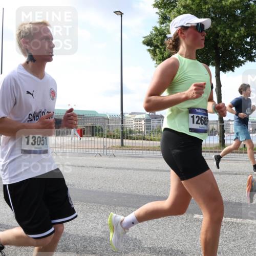 29.06.2025 - hella hamburg halbmarathon Lena Gebhardt http://msf.ph/oto/8443878 29.06.2025 09:53:12 Lombardsbrücke 13051, 1268, 1012, 1070, 1163, 1176, 1391, 1466, 1558, 1613, 1735, 1750, 1759, 1782, 2048, 2213, 2233, 2234, 2365, 2402, 2590, 2623, 2788, 2970, 3021, 3098, 3109, 3124, 3146, 3304, 3907, 3917, 3928, 4080, 4091, 4277, 4310, 4497, 4553, 4691, 4933, 4981, 4997, 5022, 5132, 5476, 5623, 5624, 5682, 5692, 6081, 6152, 6203, 6375, 6460, 6712, 6716, 7005, 7093, 7147, 7191, 7204, 7322, 7325, 7450, 7599, 7765, 7843, 8063, 8145, 8467, 8664, 9126 meine-sportfotos.de