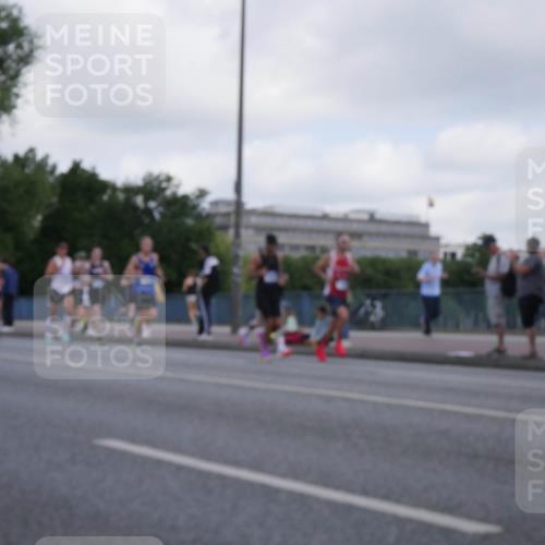 29.06.2025 - hella hamburg halbmarathon Luisa Fischer http://msf.ph/oto/8443898 29.06.2025 09:45:07 Kennedybrücke 4338, 9097, 9385 meine-sportfotos.de