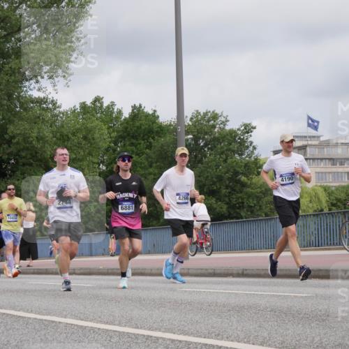 29.06.2025 - hella hamburg halbmarathon Luisa Fischer http://msf.ph/oto/8443916 29.06.2025 10:25:56 Kennedybrücke 10432, 2744, 6881, 4190, 4266, 2479, 2744, 2886, 3430, 3600, 3601, 4190, 4266, 6048, 6881, 7188, 7190, 7276, 9392, 10432, 10573 meine-sportfotos.de