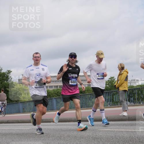 29.06.2025 - hella hamburg halbmarathon Luisa Fischer http://msf.ph/oto/8443947 29.06.2025 10:25:59 Kennedybrücke 4190, 4266, 2, 6881, 2744, 2886, 3600, 3601, 4190, 4266, 6048, 6881, 9392, 10432, 10573 meine-sportfotos.de