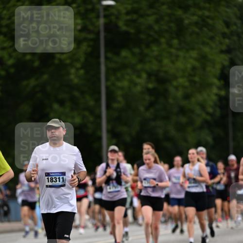 29.06.2025 - hella hamburg halbmarathon Dr. Thomas Lammeyer http://msf.ph/oto/8443966 29.06.2025 10:57:45 Kennedybrücke 1753, 2291, 5562, 6041, 6044, 6913, 7039, 7611, 7890, 8212, 8414, 8515, 8906, 9103, 9368, 9545, 9685, 10490, 11268 meine-sportfotos.de