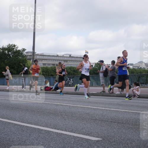 29.06.2025 - hella hamburg halbmarathon Luisa Fischer http://msf.ph/oto/8443976 29.06.2025 09:45:10 Kennedybrücke 4338, 5301, 9385, 4338, 9097, 9385, 9565, 9767, 10867 meine-sportfotos.de
