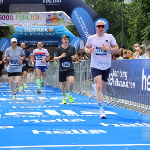 29.06.2025 - hella hamburg halbmarathon Strokosch-Dieckow http://msf.ph/oto/8443981 29.06.2025 10:39:51 Ziel 1603, 1975, 2525, 2563, 2573, 3626, 4766, 5375, 6149, 7981, 8467, 8574, 11714, 14204, 15421, 15744, 15813, 18013 meine-sportfotos.de