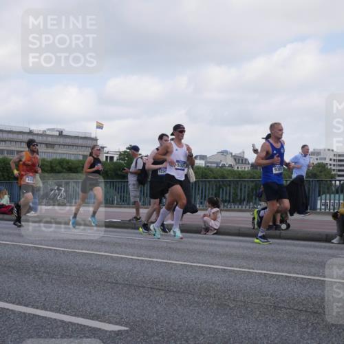 29.06.2025 - hella hamburg halbmarathon Luisa Fischer http://msf.ph/oto/8443991 29.06.2025 09:45:10 Kennedybrücke 4338, 12341, 5301, 9385, 4338, 9097, 9385, 9565, 9767, 10867 meine-sportfotos.de