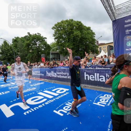29.06.2025 - hella hamburg halbmarathon Zöllner http://msf.ph/oto/8444001 29.06.2025 10:57:00 Ziel 1955, 2282, 2741, 2759, 4299, 5033, 5418, 6835, 7716, 8669, 11043, 11212, 11638, 14678, 15097, 16470, 16620, 19091 meine-sportfotos.de