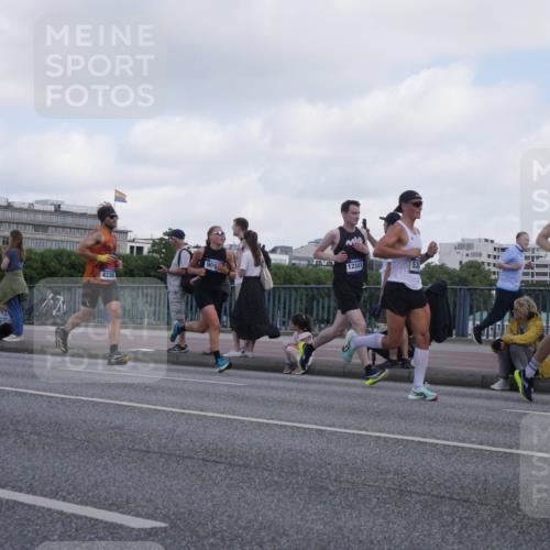 29.06.2025 - hella hamburg halbmarathon Luisa Fischer http://msf.ph/oto/8444005 29.06.2025 09:45:11 Kennedybrücke 4338, 909, 12341, 530, 9385, 4338, 9097, 9385, 9565, 9767, 10867 meine-sportfotos.de
