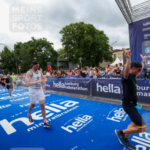 29.06.2025 - hella hamburg halbmarathon Zöllner http://msf.ph/oto/8444010 29.06.2025 10:57:00 Ziel 1955, 2282, 2741, 2759, 4299, 5033, 5418, 6835, 7716, 8669, 11043, 11212, 11638, 14678, 15097, 16470, 16620, 19091 meine-sportfotos.de